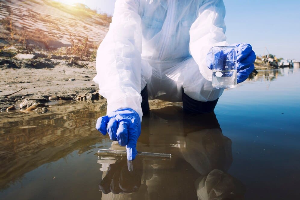 persona tomando muestra de agua con legionella