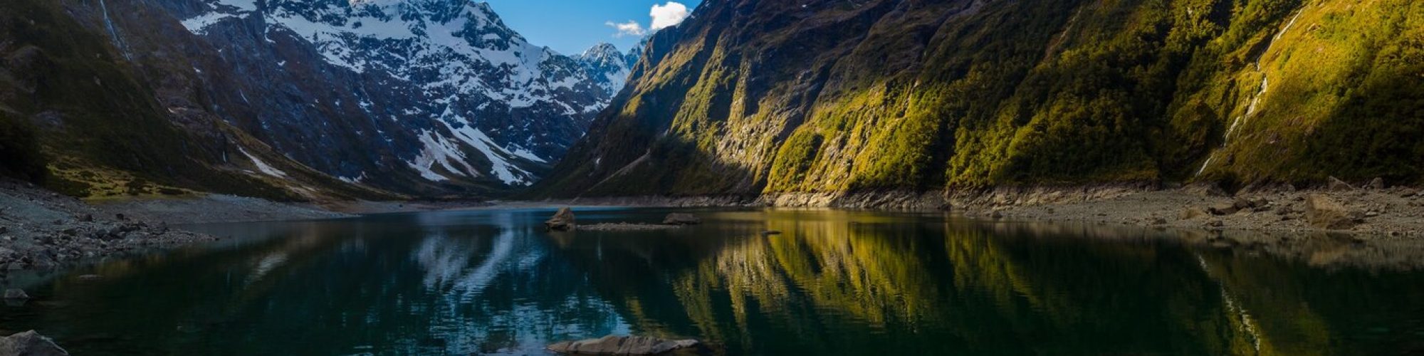 lago-marian-cordillera-darran-nueva-zelanda_181624-45296